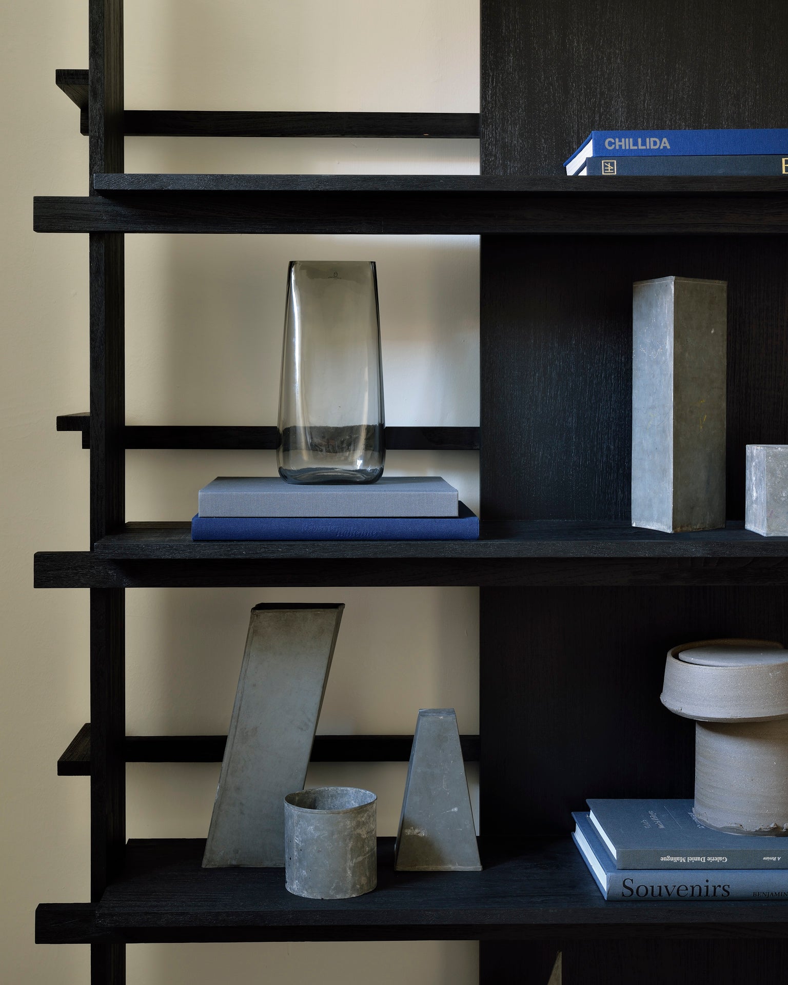 Ethnicraft - Bibliothèque Abstract- teck teinté noir - l.123 x 35 x H210 - Déstockage (-30%).