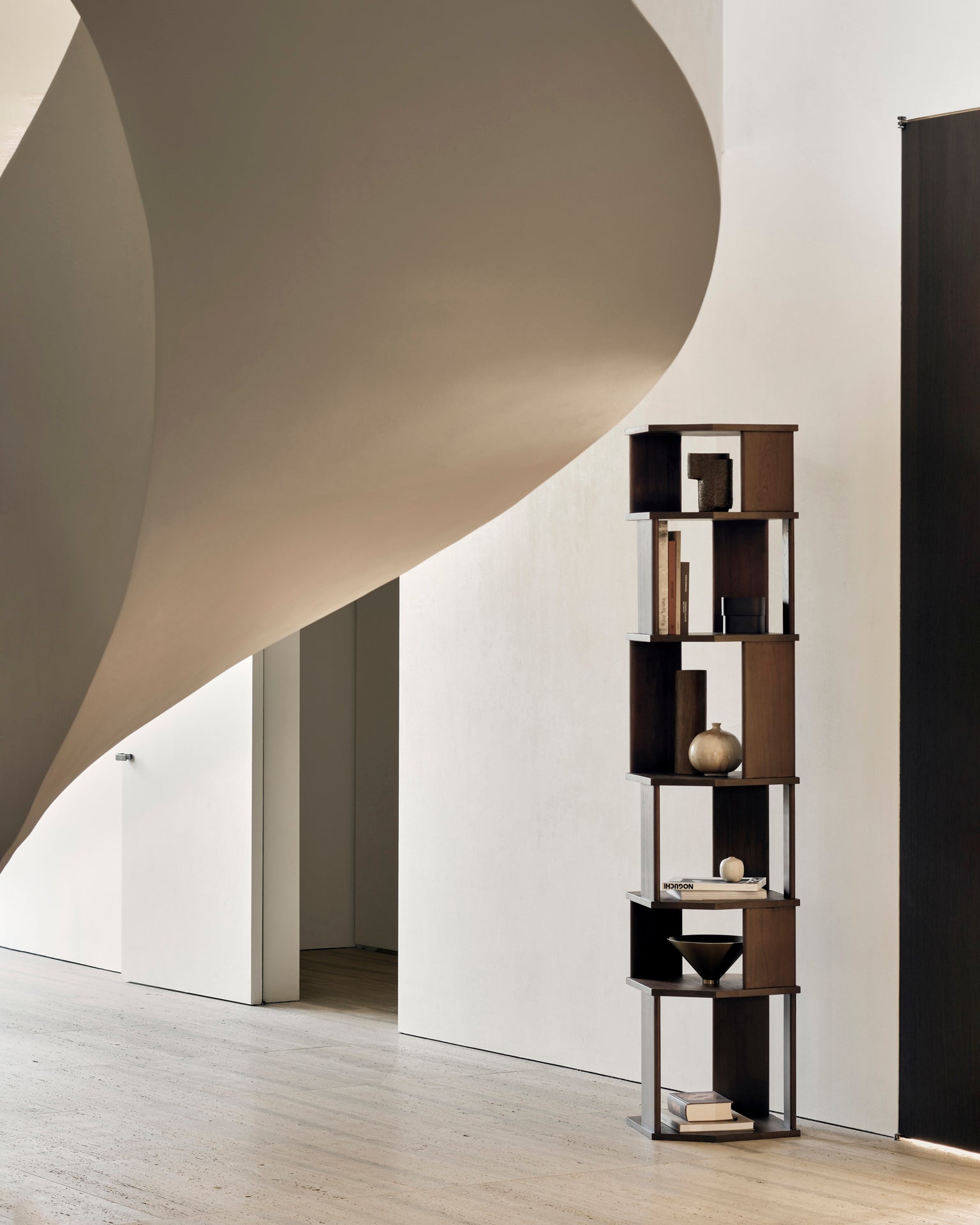 Ethnicraft - Bibliothèque colonne "Stairs" - teck teinté brun vernis - 45 x 46 x 204