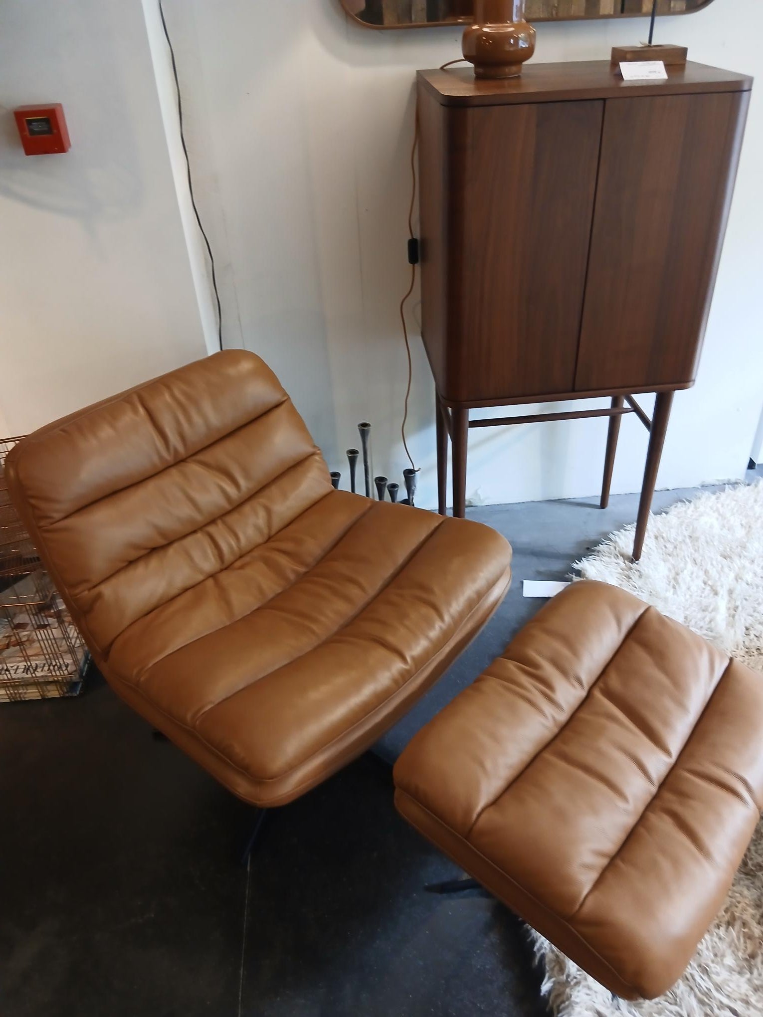 Modulax - Fauteuil Embrace et son repose pieds - Cuir - Modèle d'exposition (-30%)