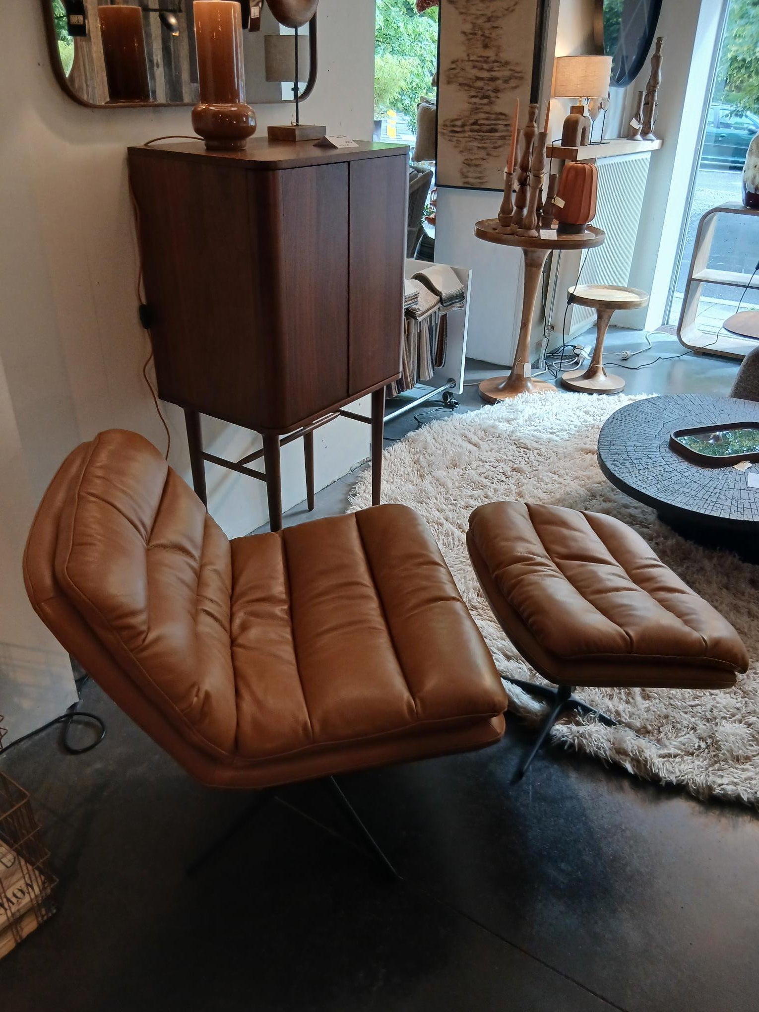 Modulax - Fauteuil Embrace et son repose pieds - Cuir - Modèle d'exposition (-30%)
