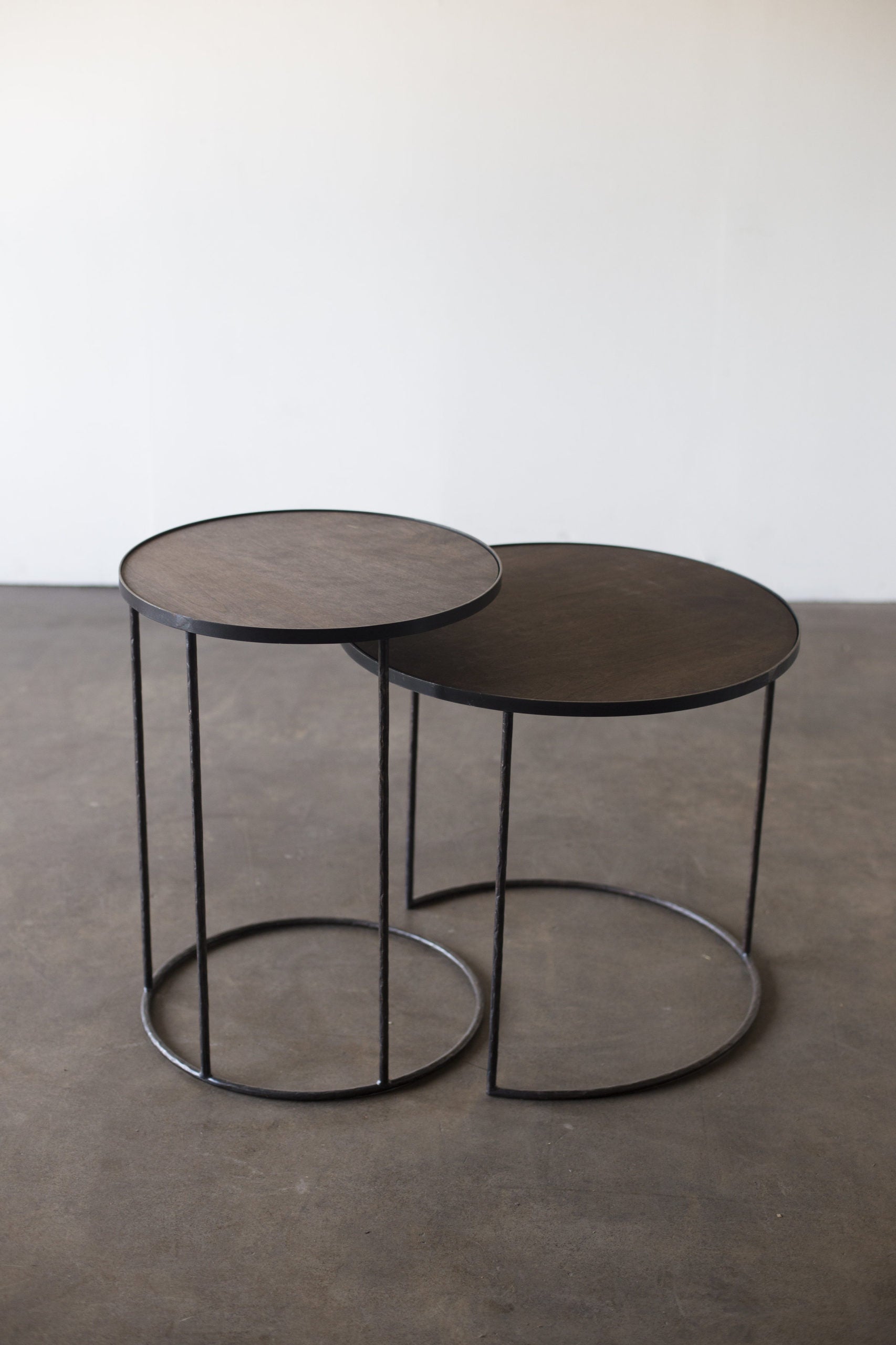 Ethnicraft - Set de 2 tables d'appoint rondes S/L