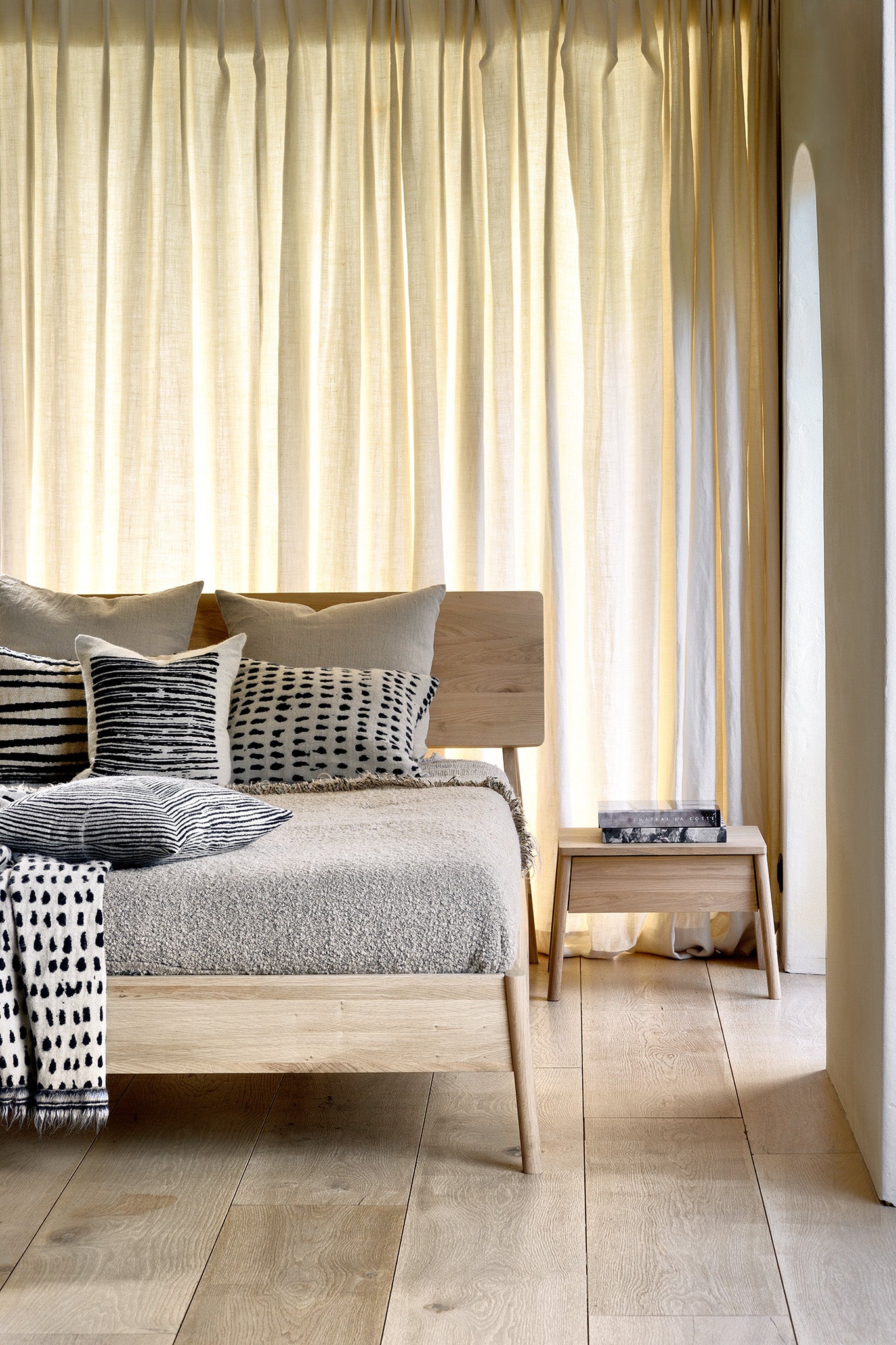 Ethnicraft - Table de chevet Air - Chêne - 56 x 44 x H37