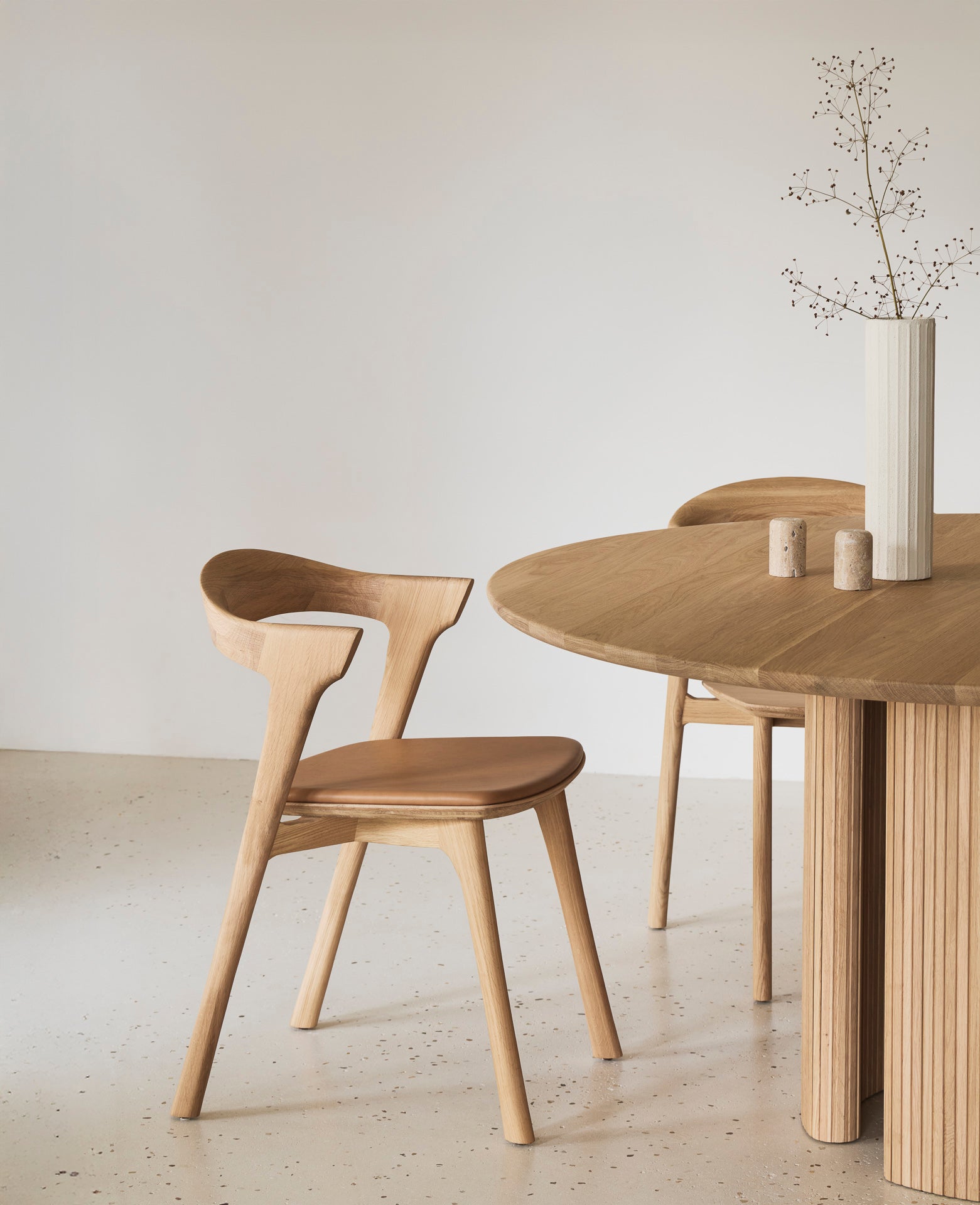 Ethnicraft - Chaise Bok - Chêne verni - Assise cuir Sienne