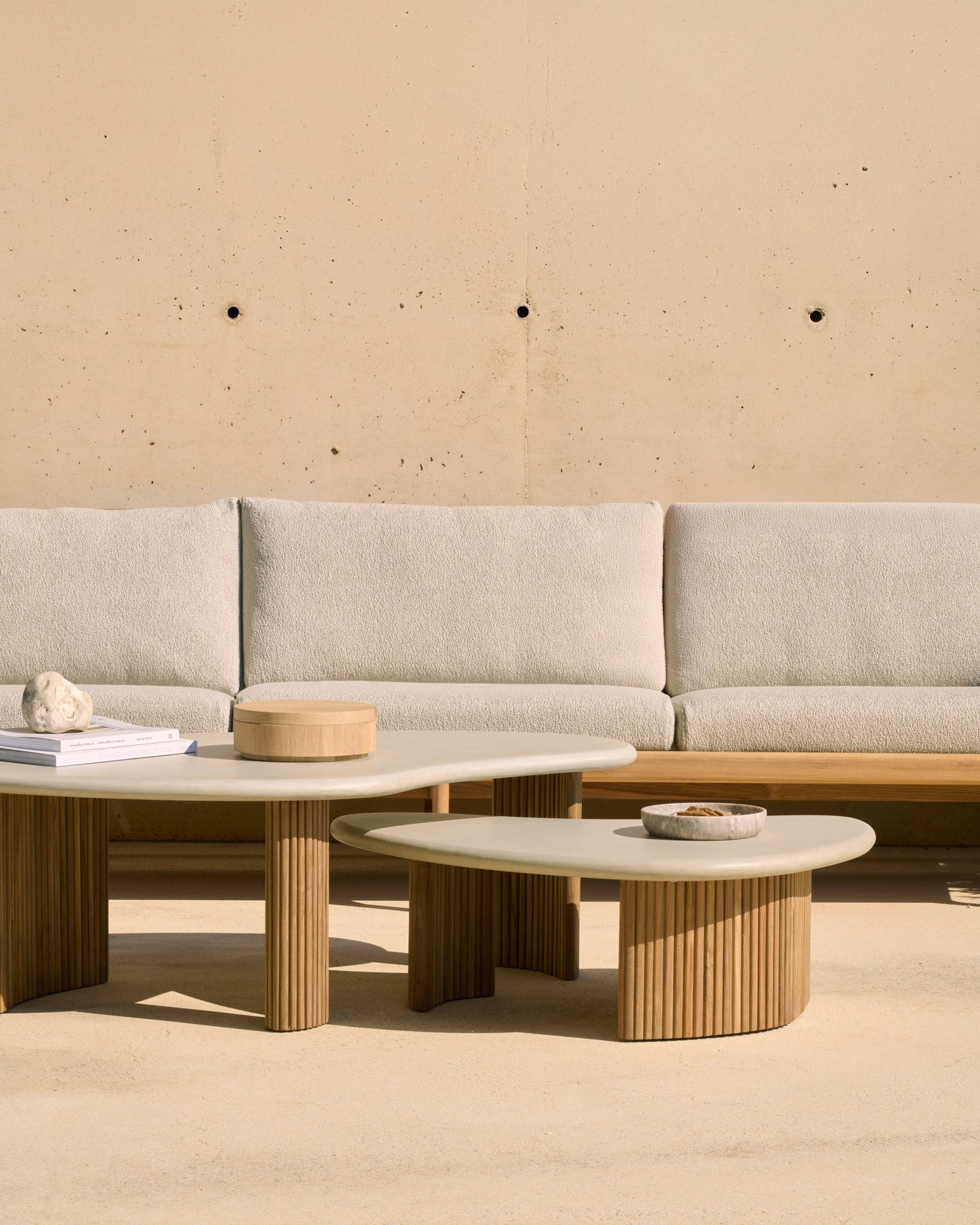 Ethnicraft - Outdoor - Table basse Boomerang - Teck et Ciment - dimensions : 126 x 74 x H 40