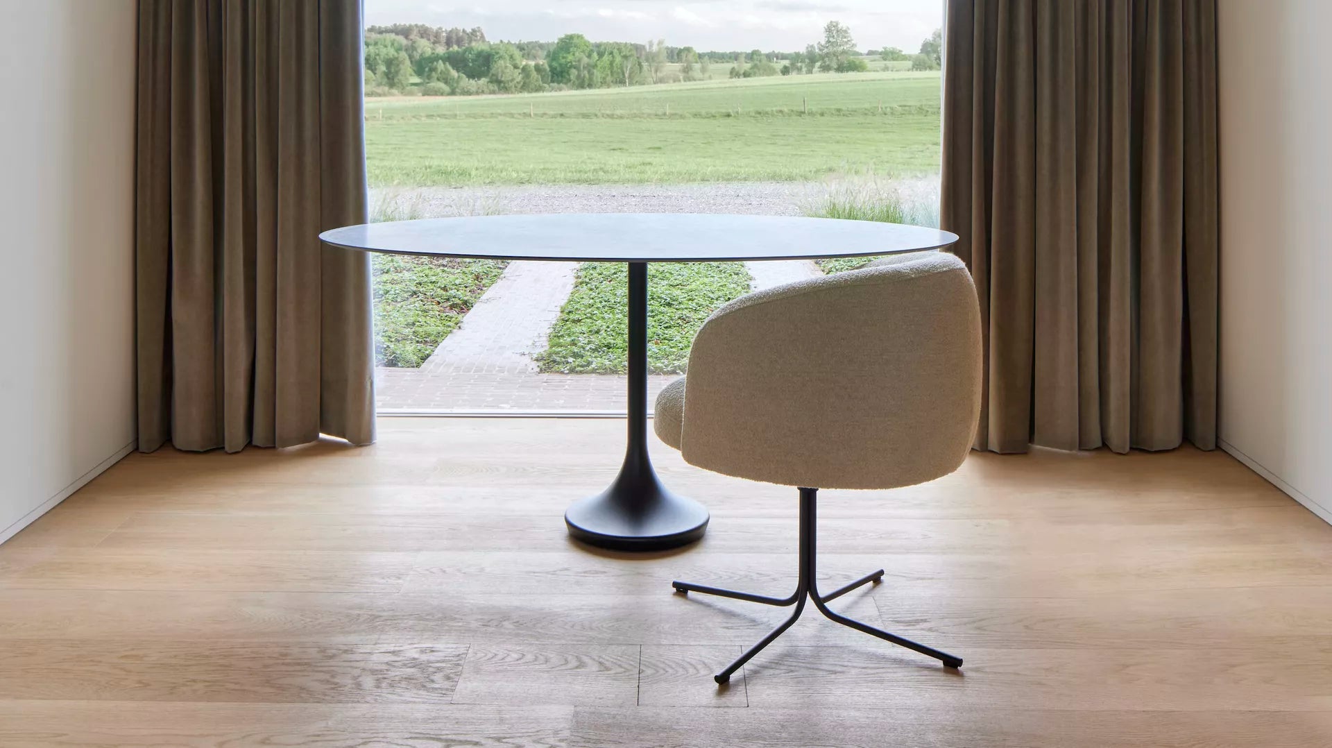 Joli - Table Central Single - plateau Ellipse - Céramique / Aluminium - Dim. 160 x 70 x H75