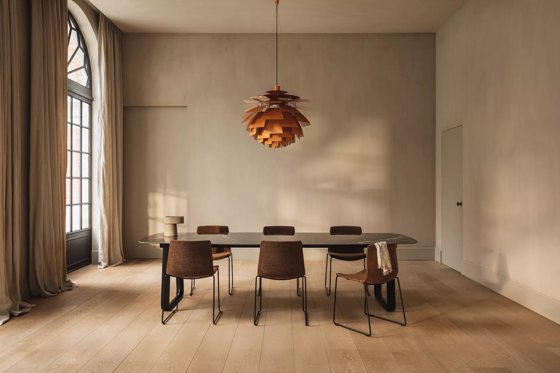 Joli - Table Curve - plateau Faux Ellipse - Céramique / Aluminium - Dim. 180 x 100 x H75