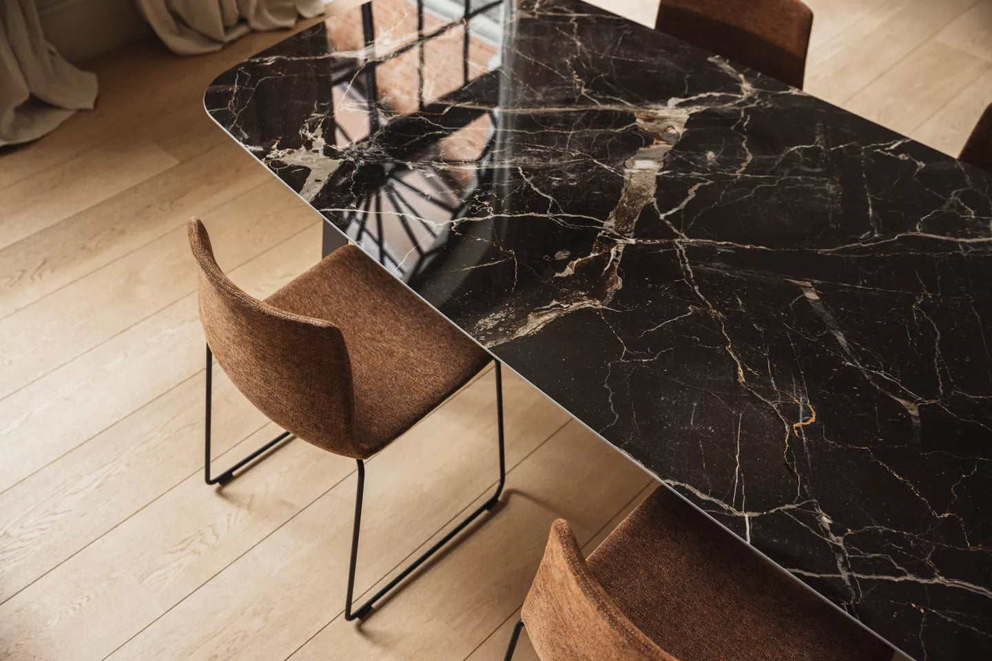 Joli - Table Curve - plateau Faux Ellipse - Céramique / Aluminium