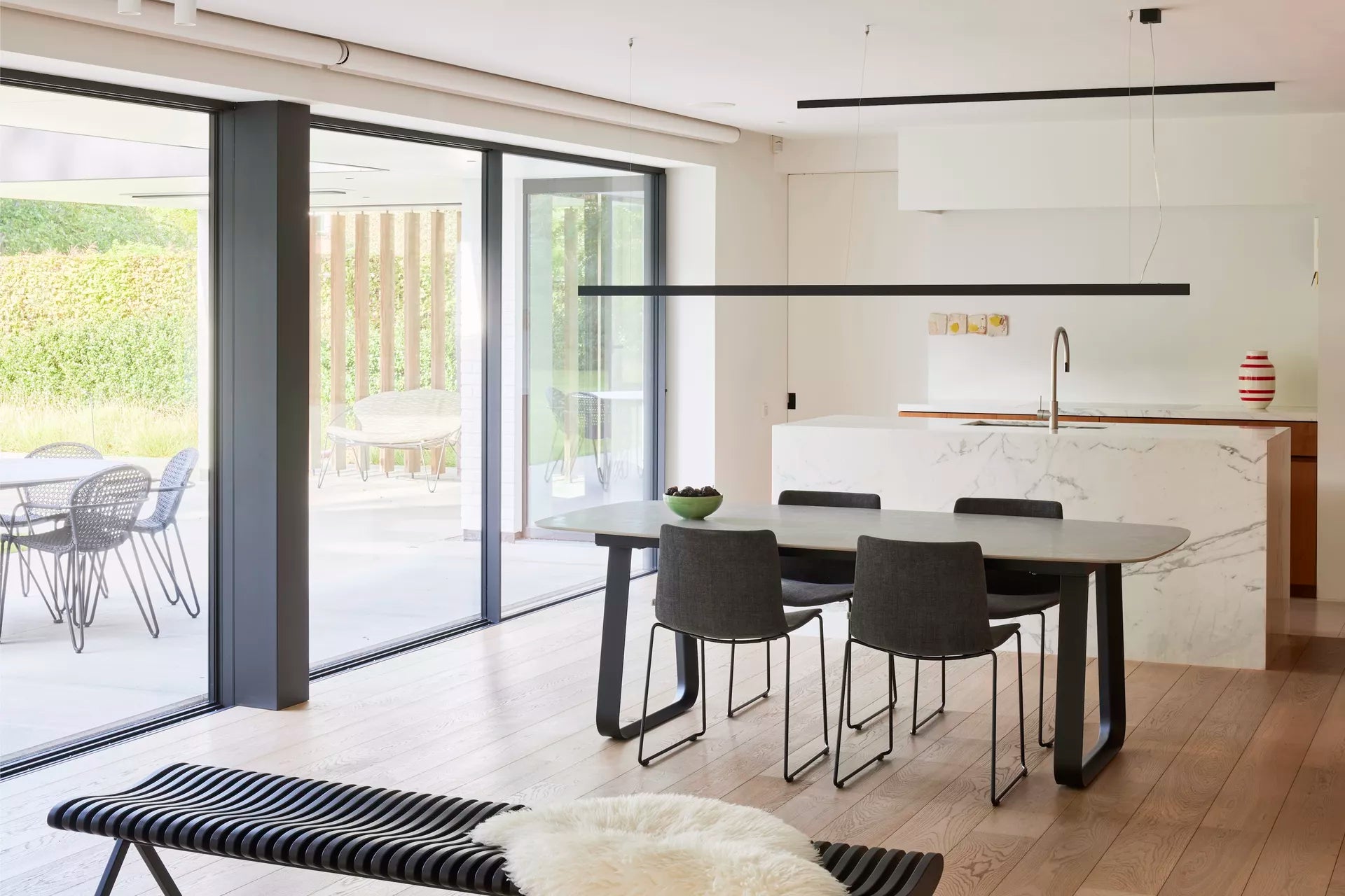 Joli - Table Curve - plateau Faux Ellipse - Céramique / Aluminium - Dim. 180 x 100 x H75