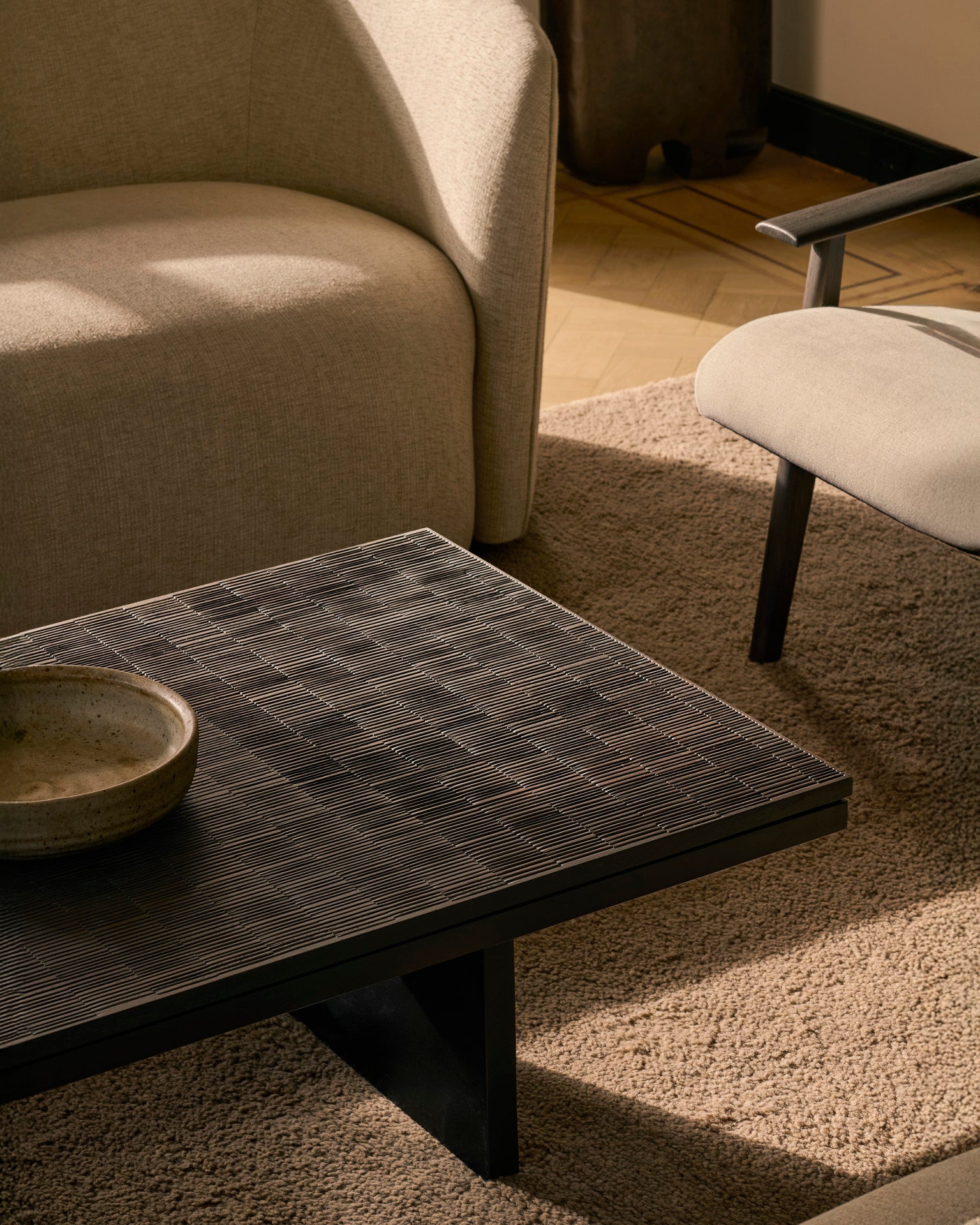 Ethnicraft - Table basse Grooves - Teck Noir Verni - 135 x 65 x H34