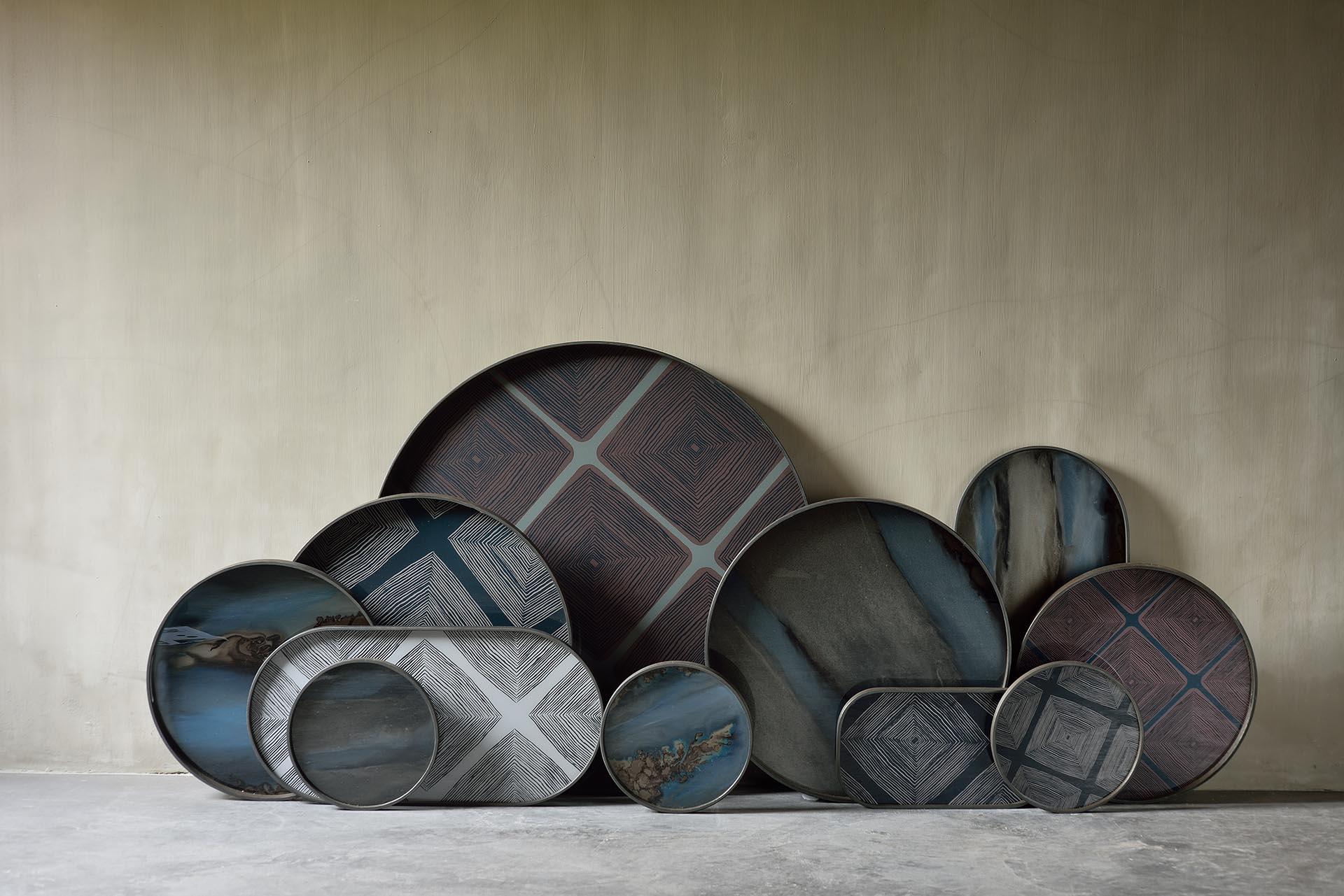 Ethnicraft - Plateau Linear Square Slates Glass - rond - XL - Diamètre 92 x H4