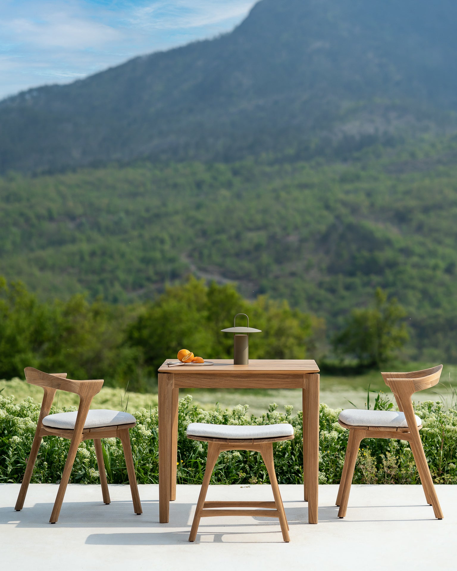 Ethnicraft - Outdoor - Tabouret Osso - Teck Massif - Galette en tissus "Blanc cassé" "Mocha" "Naturel"