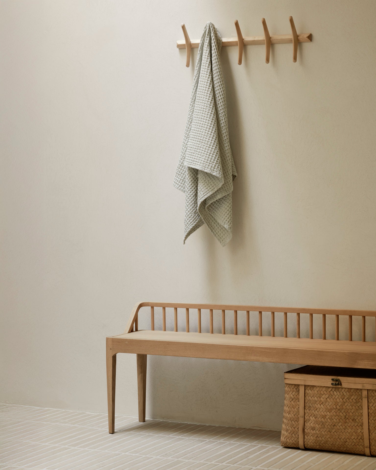 Ethnicraft - Patère PI - Chêne verni - 70 x 10 x H21