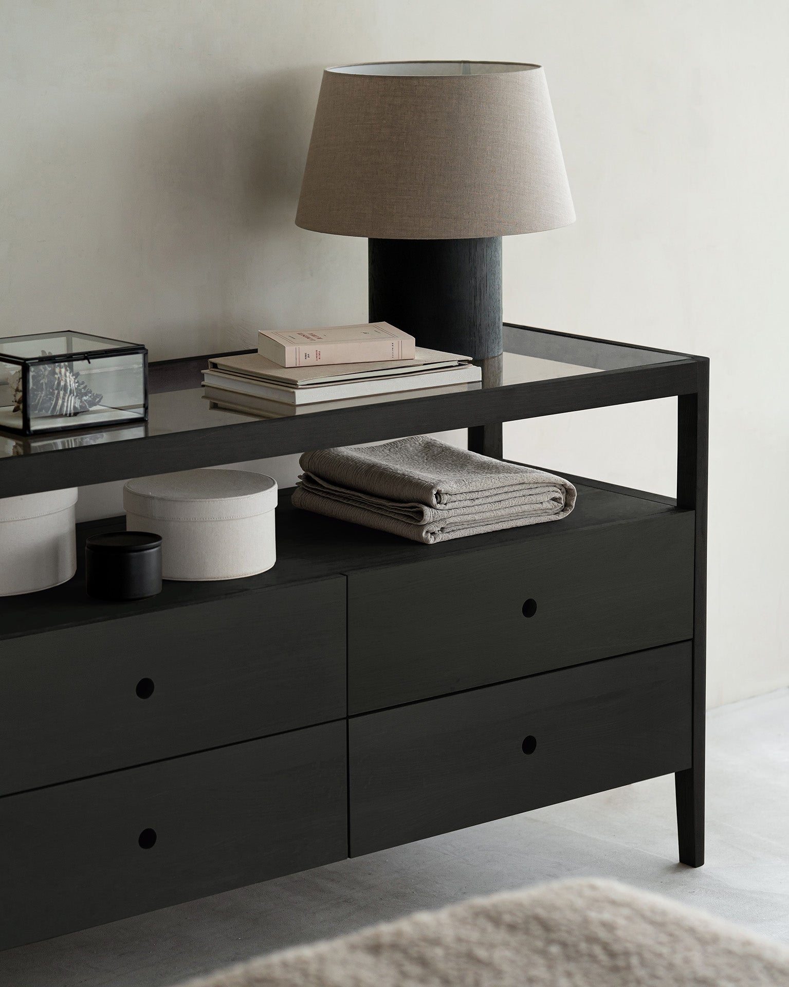 Ethnicraft - Commode Spindle - Chêne massif - Verni Noir (plateau supérieur verre)- 150 x 56 x H83