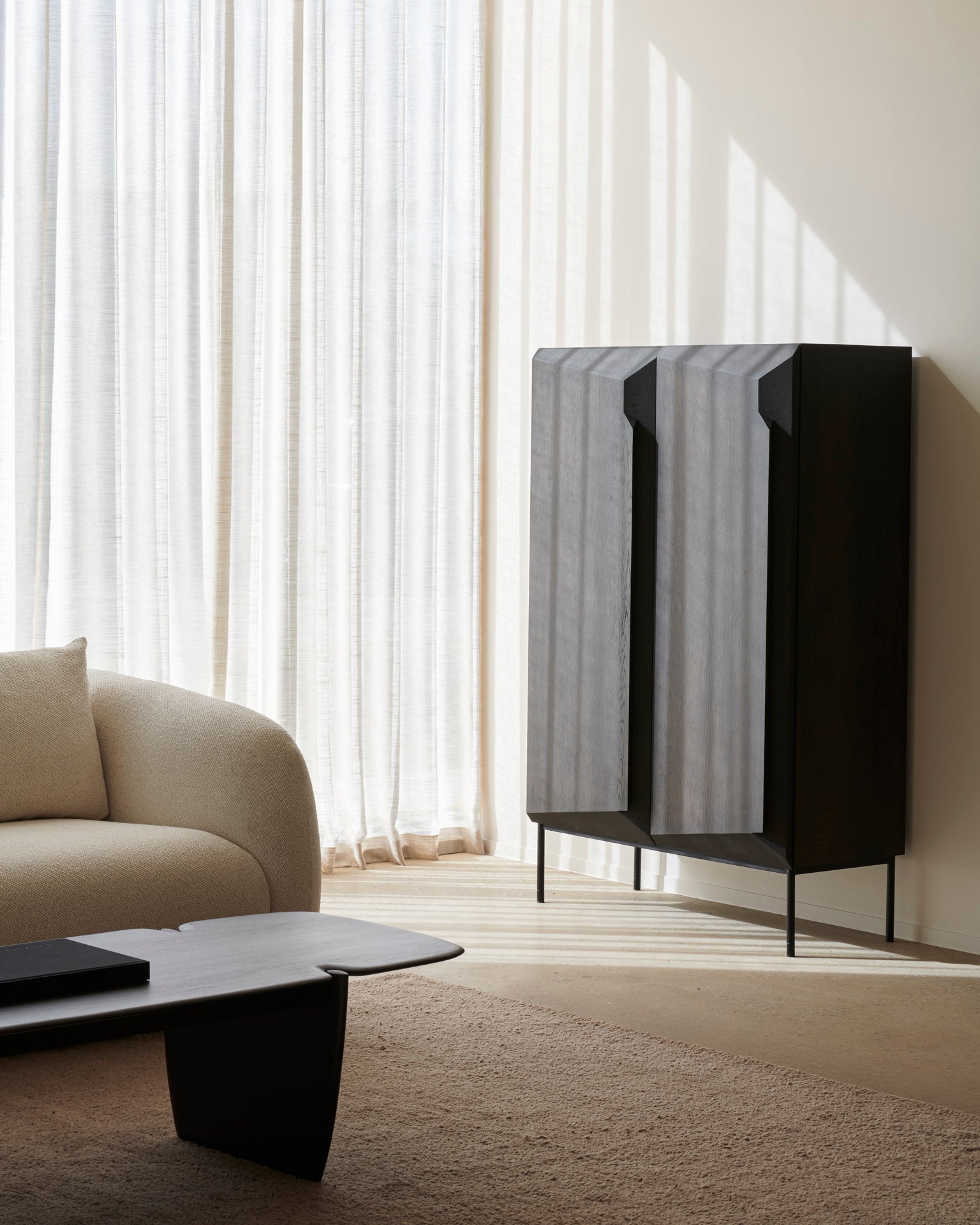 Ethnicraft - Armoire Stairs - Chêne massif verni teinté brun - 1200 x 46 x H150