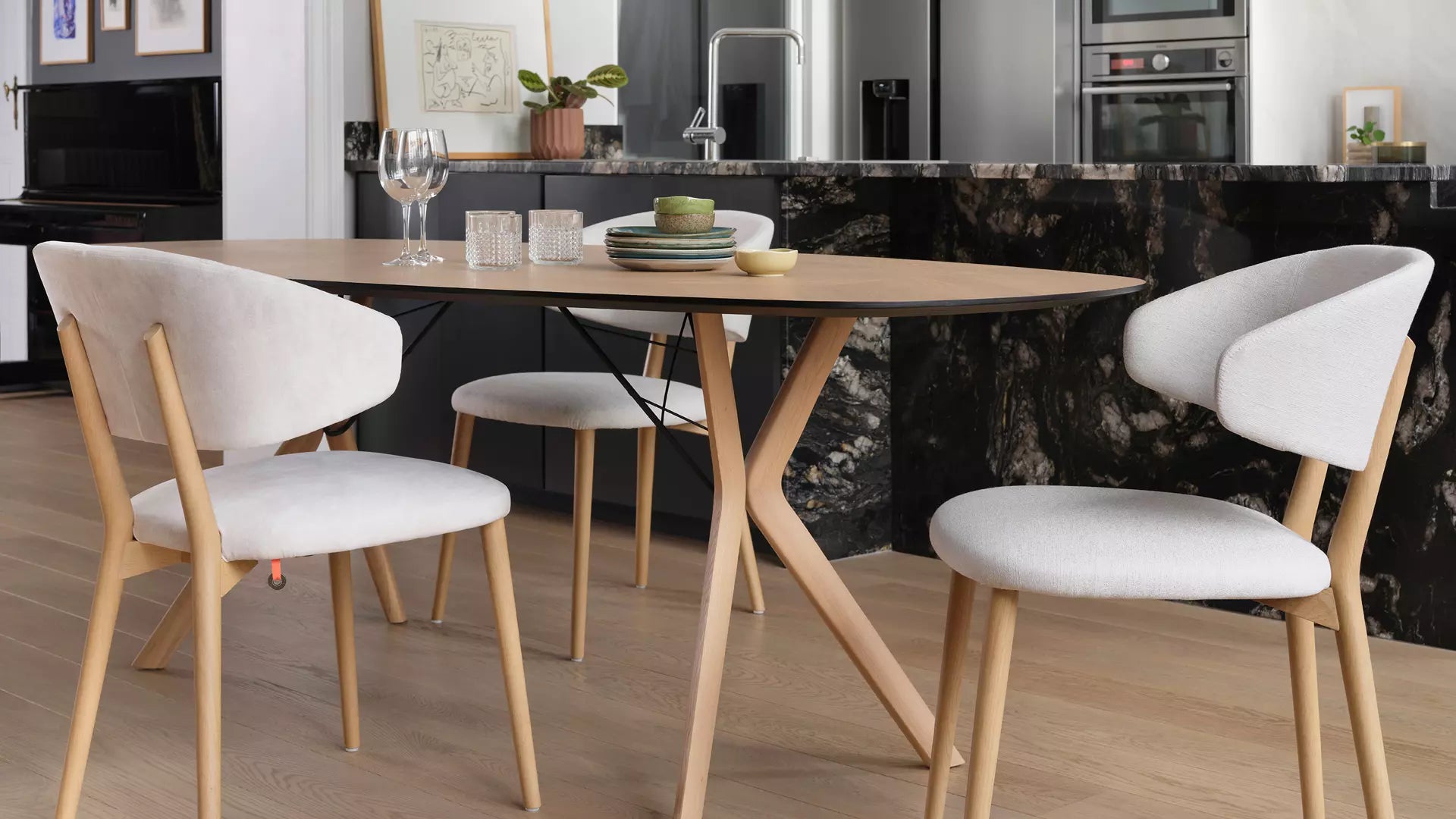 Mobitec - Chaise Toro - Avec accoudoirs - H 49 - Prix en tissu catégorie 2 - Pieds Chêne