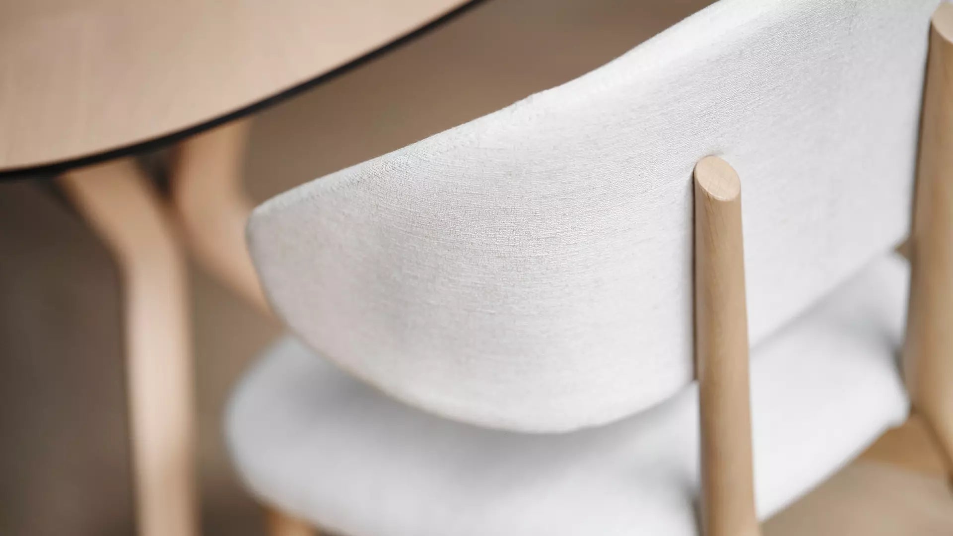 Mobitec - Chaise Toro - Avec accoudoirs - H 49 - Prix en tissu catégorie 2 - Pieds Chêne