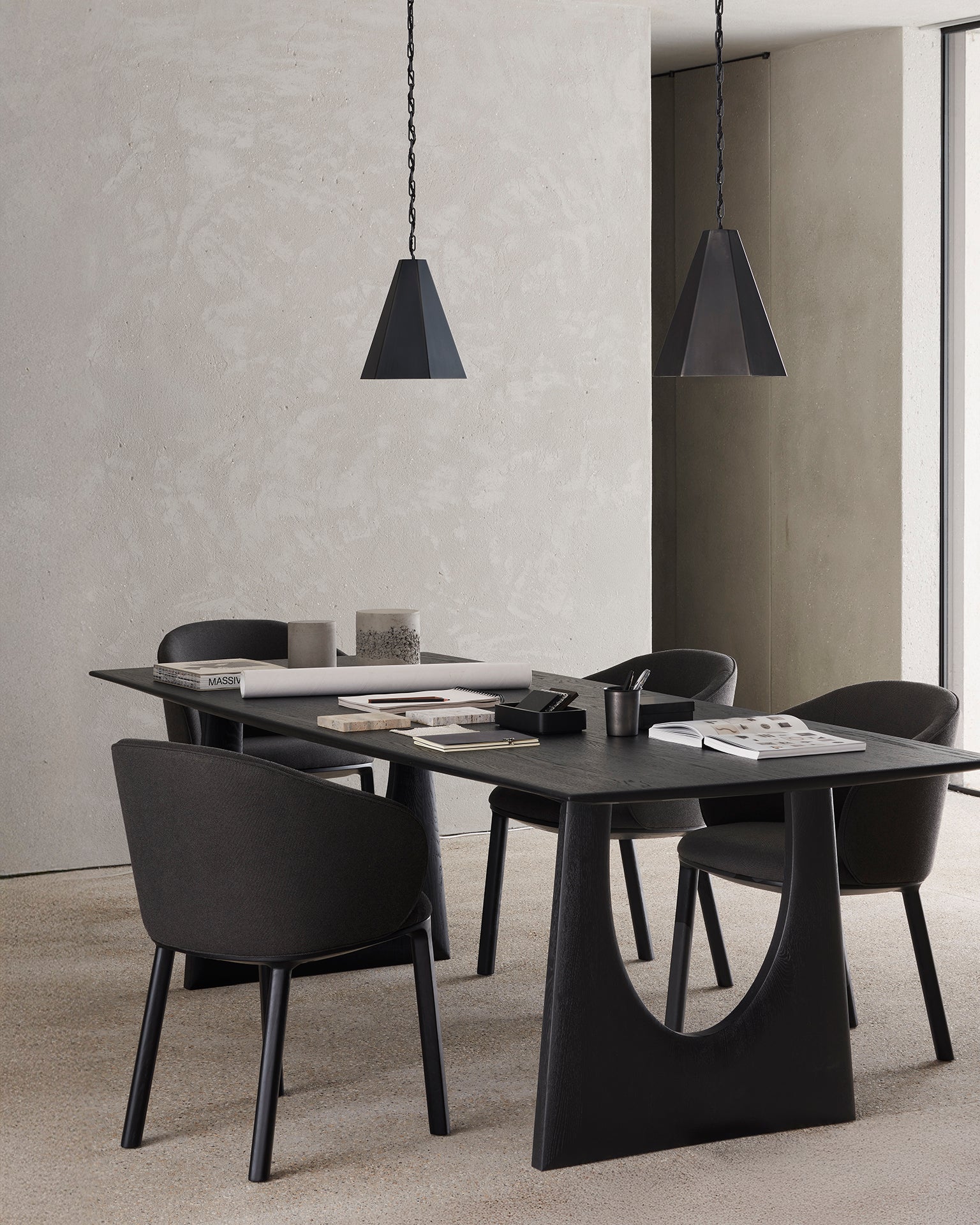 Ethnicraft - Chaise Unda - Pieds Chêne Noir verni et revêtement Charcoal