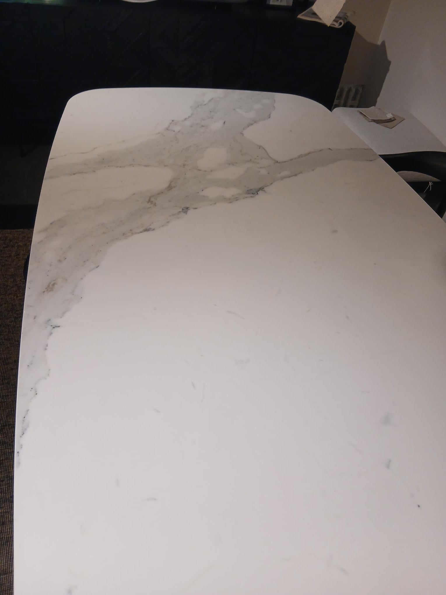 Joli - Table Curve - Faux Ellipse - Céramique Calacatta / Aluminium - Dim. 220 x 110 x H75 - Modèle d'exposition