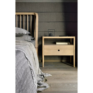 Ethnicraft – Spindle – Table De Chevet Spindle en situation