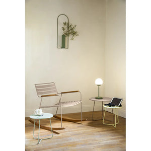 Fermob – Cocotte – Table basse ovale 55 x 44.5 cm, plateau amovible en situation