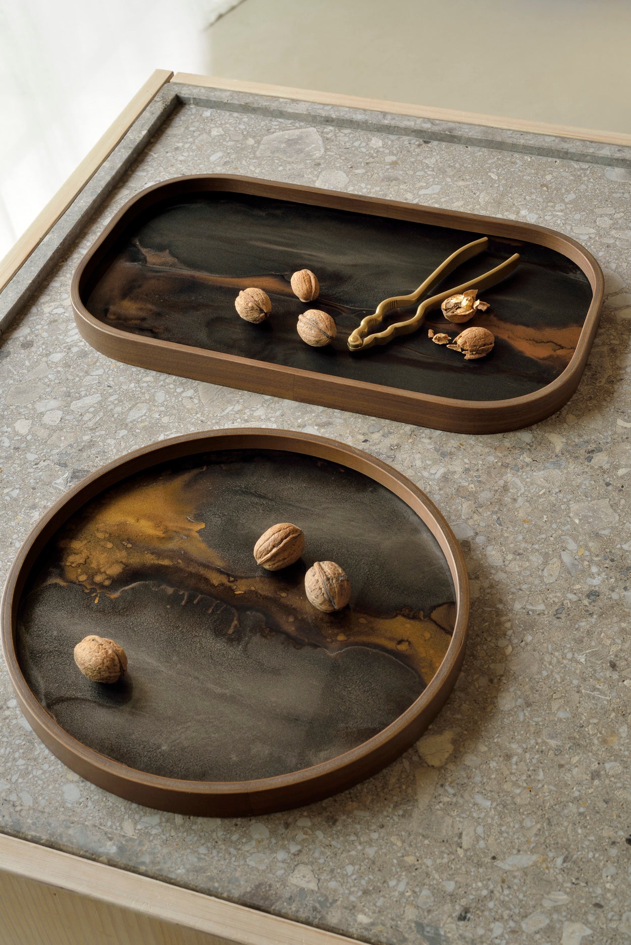 Ethnicraft - Plateau de service Bronze Organic glass - round - L 30 x 30 x H3