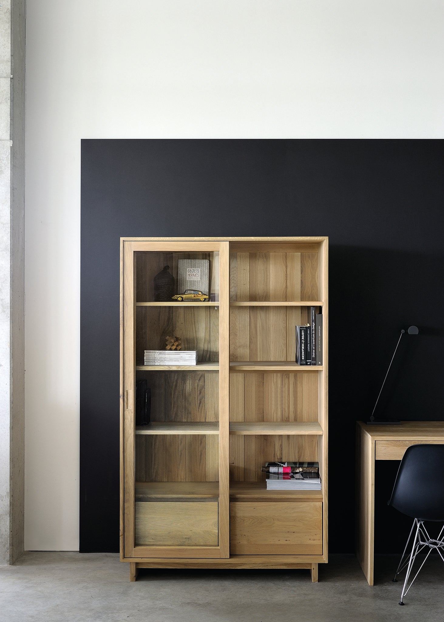 Ethnicraft - Vitrine Wave - Chêne massif - 110 x 46 x H183