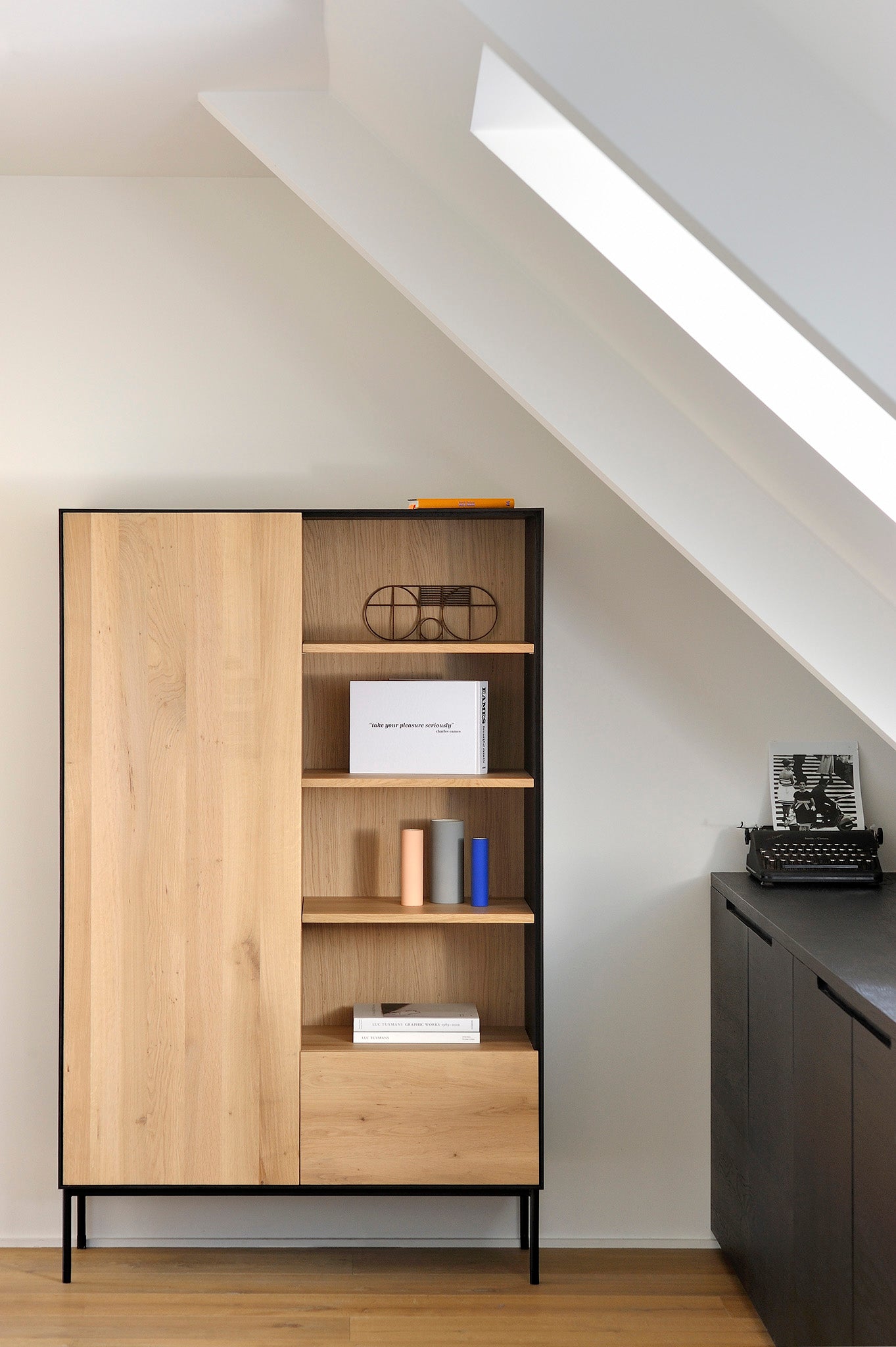 Ethnicraft - Armoire Blackbird - Chêne - (encadrement noir) - 110 x 45 x 178