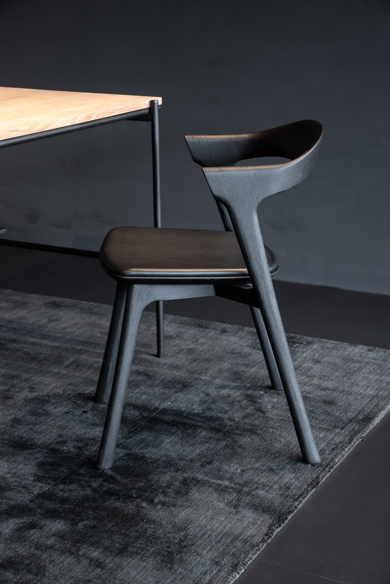 Ethnicraft - Chaise Bok - Chêne noir verni - Assise Cuir Noir