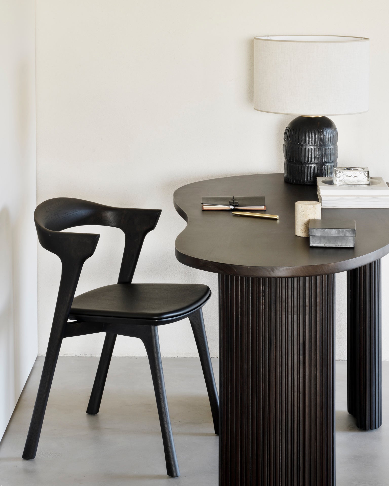 Ethnicraft - Chaise Bok - Chêne brun verni - Assise cuir brun