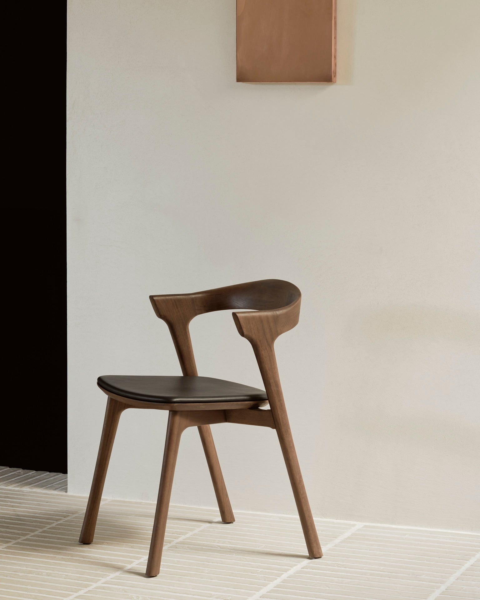 Ethnicraft - Chaise Bok - Teck brun verni - Cuir Noir