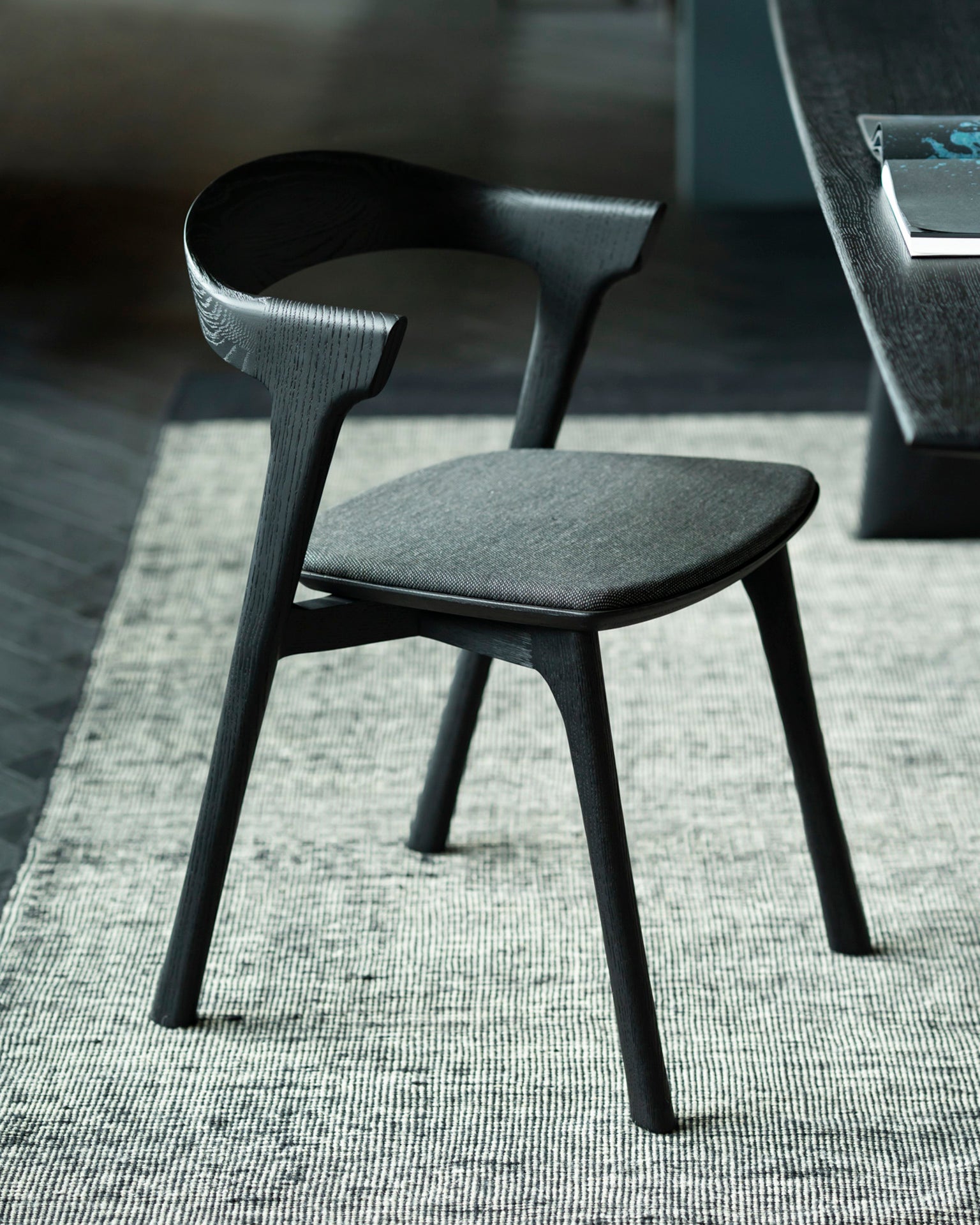 Ethnicraft - Chaise Bok - Chêne noir verni - Tissus Grey ou Soft black