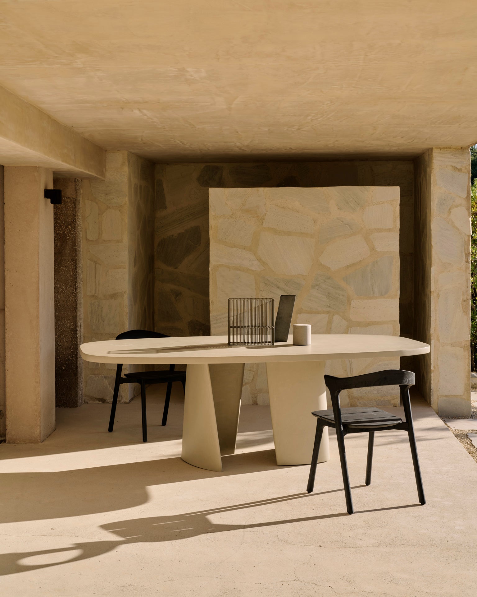 Ethnicraft - Outdoor - Table Canyon - Ciment et Polystyrène Expansé - 245 x 129 x H76
