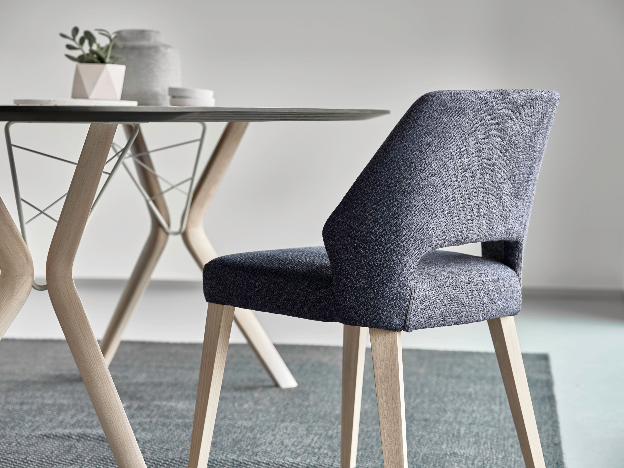 Mobitec - Chaise Lena - Hauteur 47 - Prix en tissu Cat. 2 - Pieds chêne