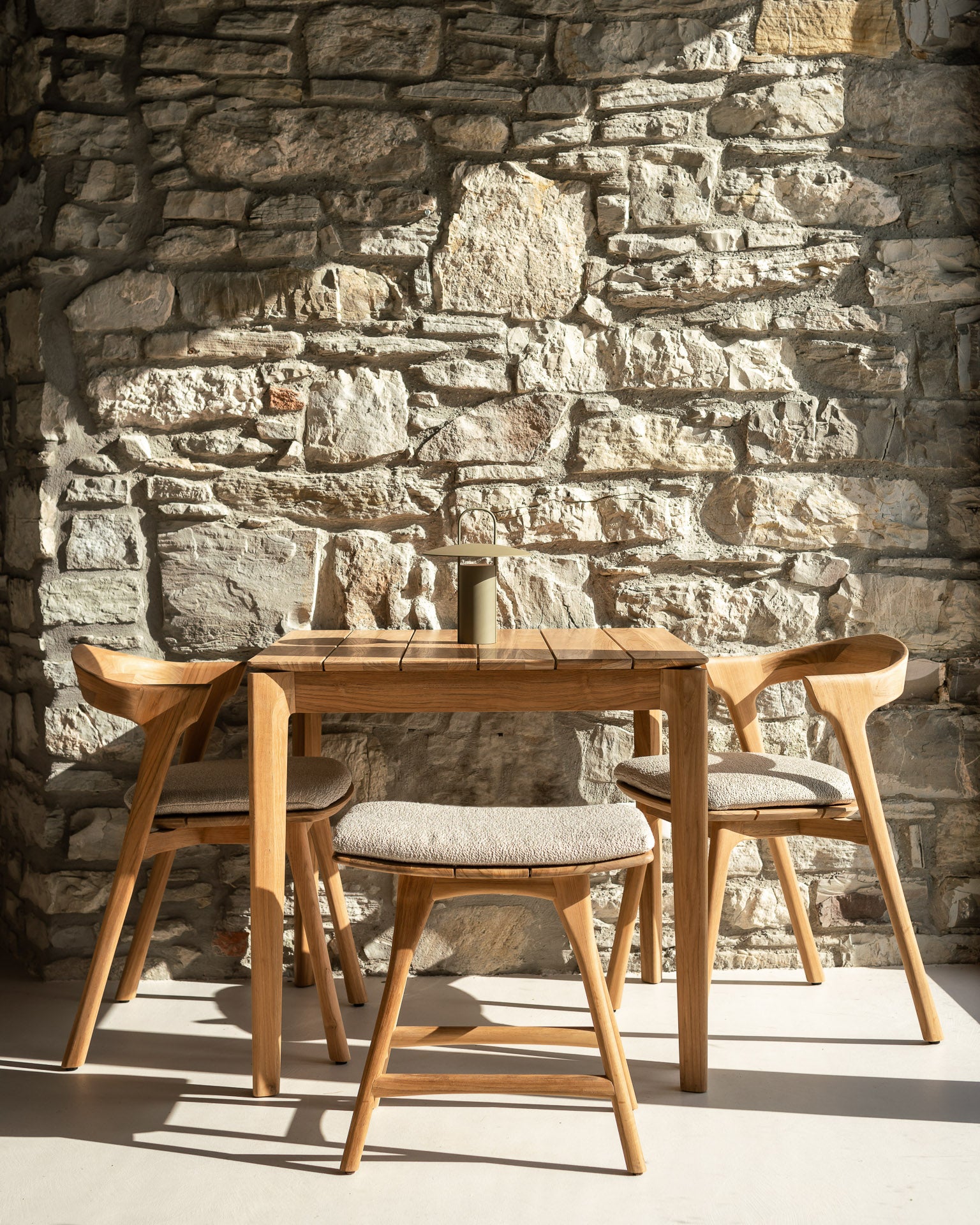 Ethnicraft - Outdoor - Tabouret Osso - Teck Massif - Galette en tissus "Blanc cassé" "Mocha" "Naturel"