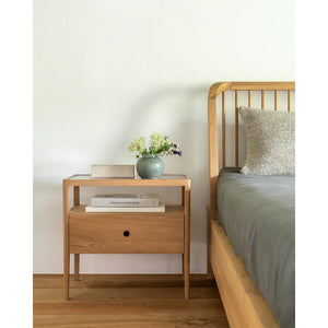 Ethnicraft – Spindle – Table De Chevet Spindle en situation