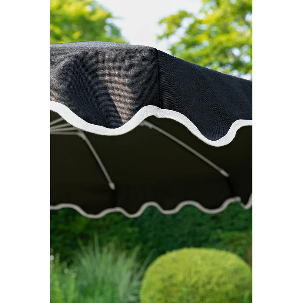 Fermob – Aluminium – Parasol ø250 cm en situation