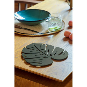Fermob – Bouquet sauvage – Dessous de plat monstera 24 x 22 cm en situation