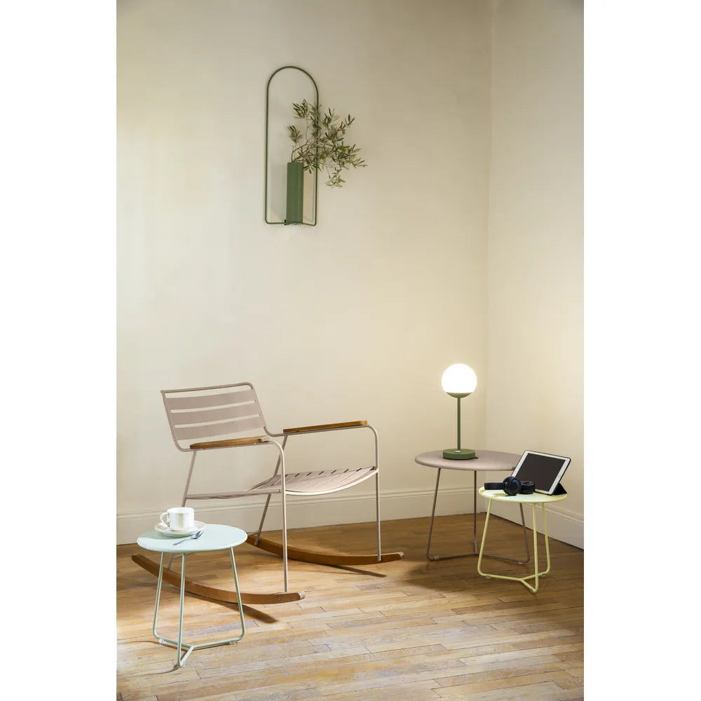 Fermob – Cocotte – Table basse ovale 55 x 44.5 cm, plateau amovible en situation
