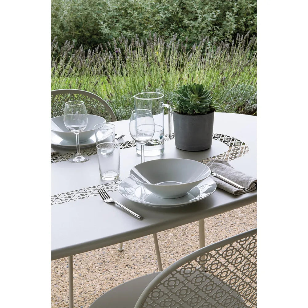 Fermob – Lorette – Table ovale 160 x 90 cm en situation