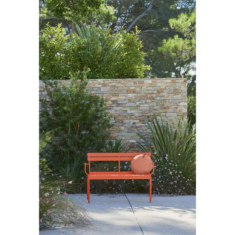 Fermob – Luxembourg – Banc de jardin 2 places en situation