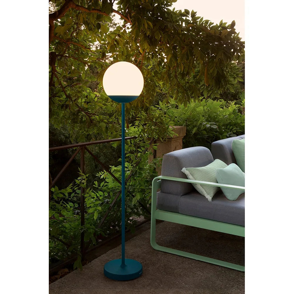 Fermob – Mooon! – Lampe H.134 cm en situation
