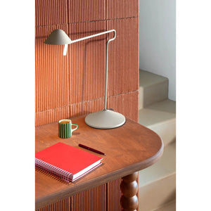 Fermob – Pixi – Lampe de bureau H.47 cm en situation