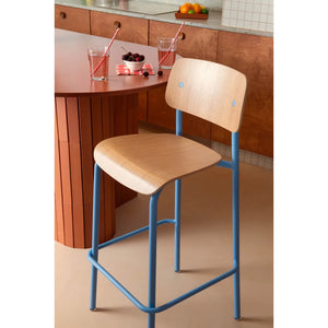 Fermob – Studie – Chaise de bar chêne h75 en situation