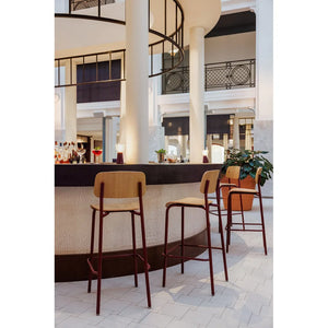 Fermob – Studie – Chaise de bar chêne h75 en situation