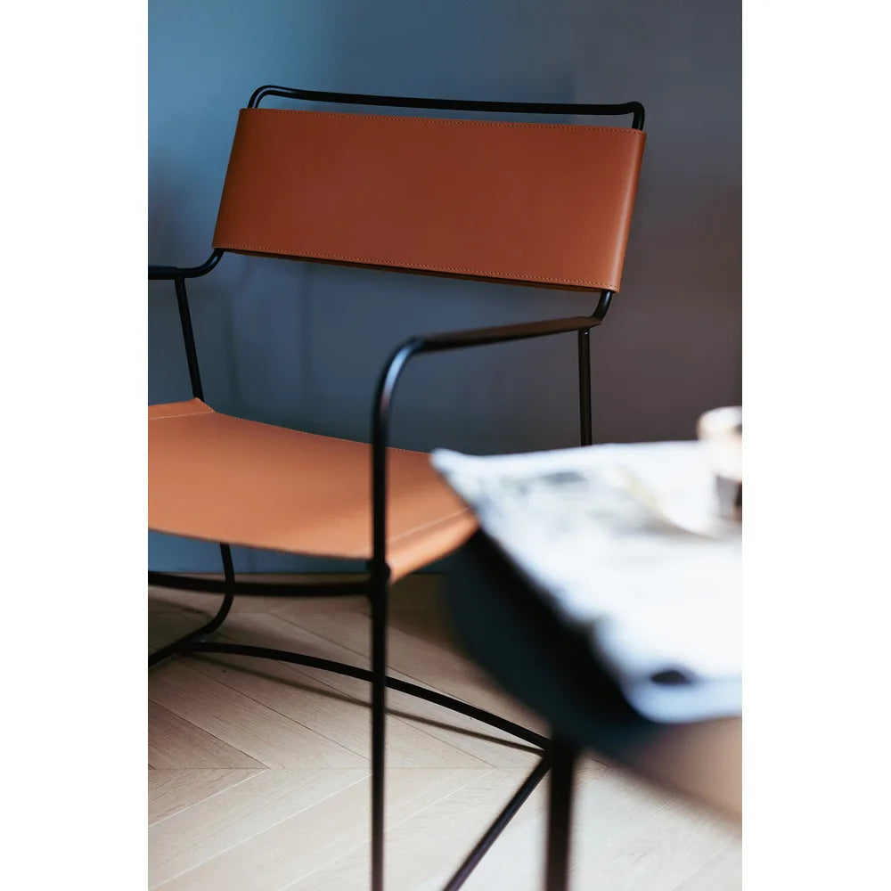 Fermob – Surprising – Fauteuil bas cuir en situation