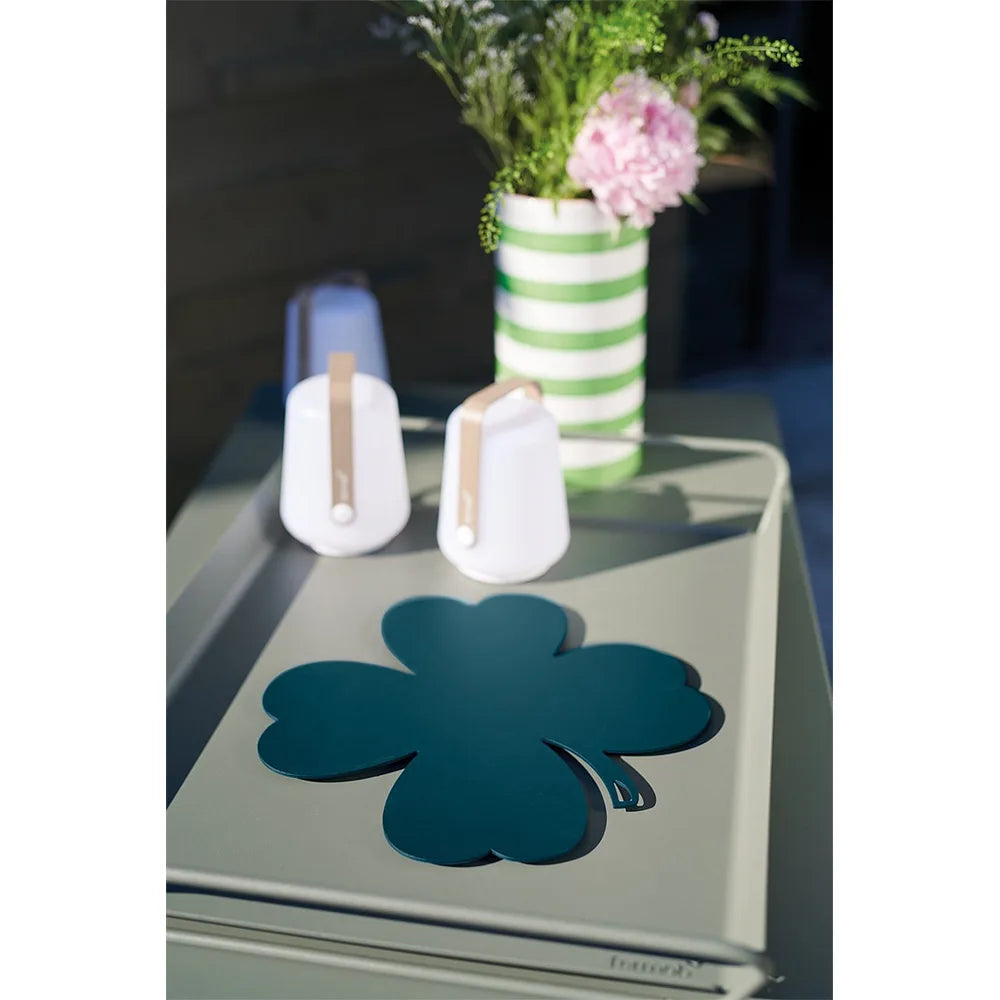 Fermob – Trèfle – Dessous de plat 27 x 27 cm en situation