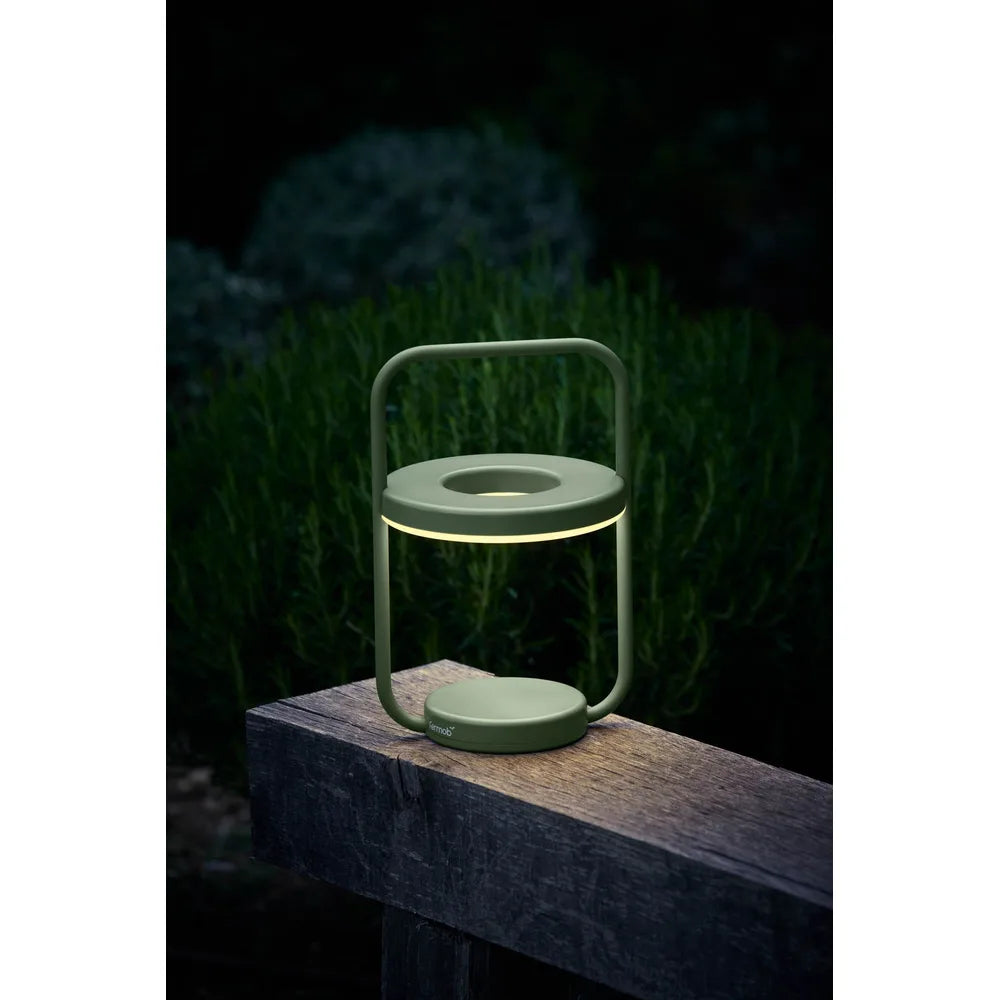 Fermob – Ulli – Lampe monochrome H.30 cm en situation